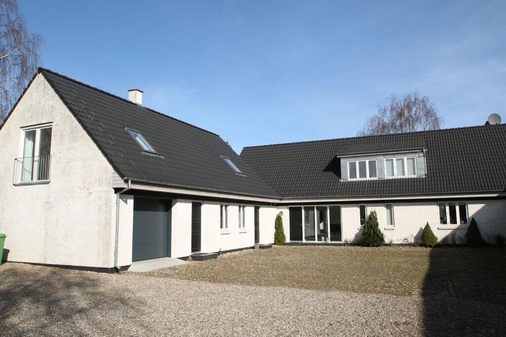 Stenbrogård Harlev Stationsby Eksteriør bilde